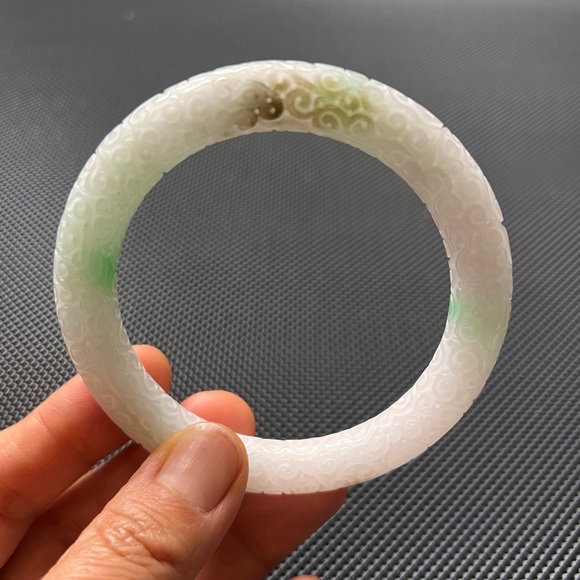 💚💯Authentic unique traditional style carved white Jade bangle translucent - Picture 6 of 14